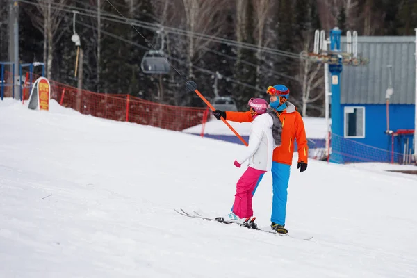 Alpina Skidåkare Och Snowboardåkare Rider Nedför Berget Skridsträning Friska Vilobegreppet — Stockfoto