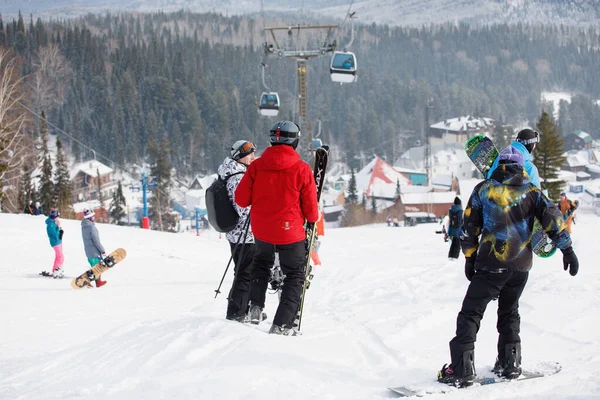Esquiadores Alpinos Snowboarders Cabalgan Por Montaña Polvo Nieve Enfoque Selectivo —  Fotos de Stock