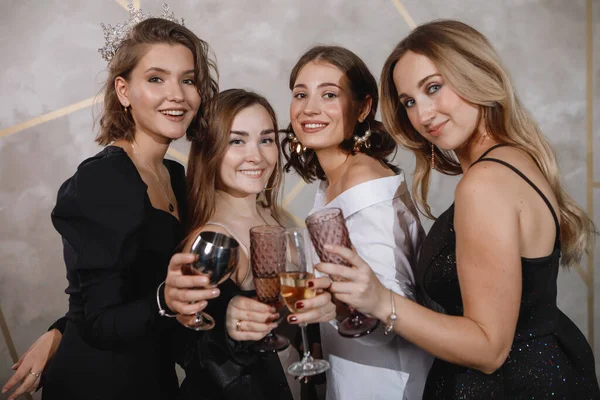 Cuatro Mujeres Vestidas Festivamente Celebran Navidad Con Copas Vino Diversión —  Fotos de Stock