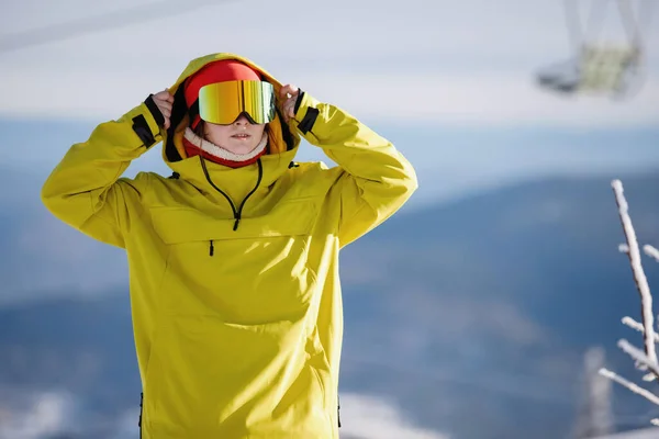 Estilo Vida Saudável Conceito Desportivo Mulher Snowboarder Roupas Esqui Posa — Fotografia de Stock