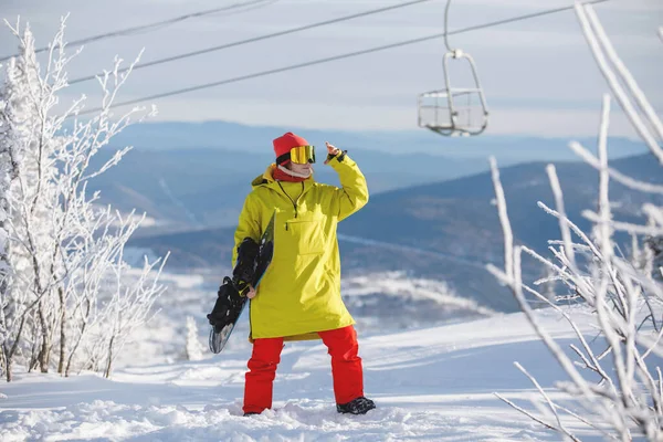 Sportkonzept Snowboarderin Skikleidung Posiert Mit Einem Brett Vor Dem Hintergrund — Stockfoto