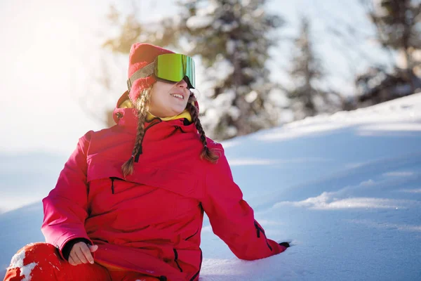 女性のスキーヤー 黄色の眼鏡のスノーボーダー フードとニット帽の赤いジャケットの肖像 健康的なライフスタイル スポーツの概念 選択的焦点 — ストック写真