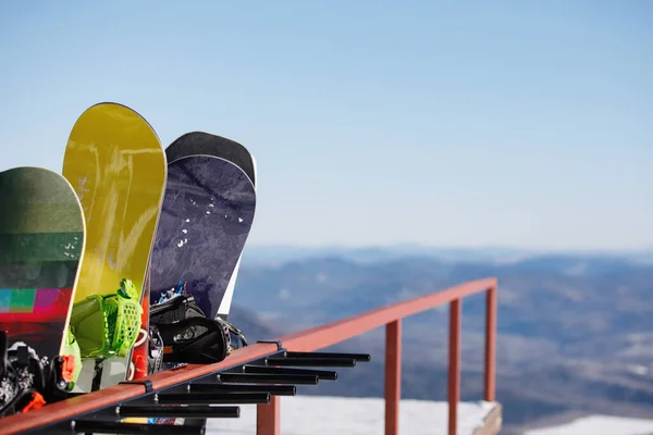 Snowboards Esqui Estão Uma Fileira Resort Montanha Pronto Para Deslizar — Fotografia de Stock