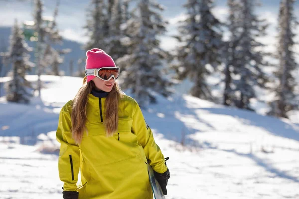Mujer Snowboarder Ropa Esquí Posa Con Una Tabla Sobre Fondo Imágenes de stock libres de derechos