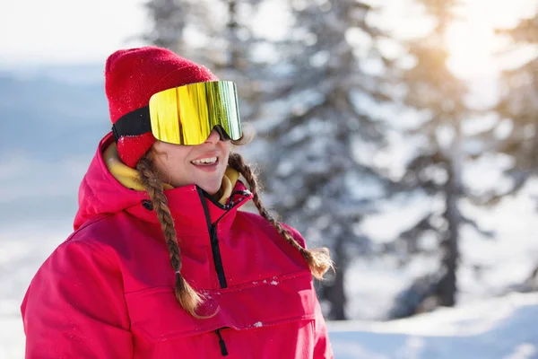 Retrato Una Esquiadora Snowboarder Con Gafas Amarillas Chaqueta Roja Con Fotos de stock libres de derechos