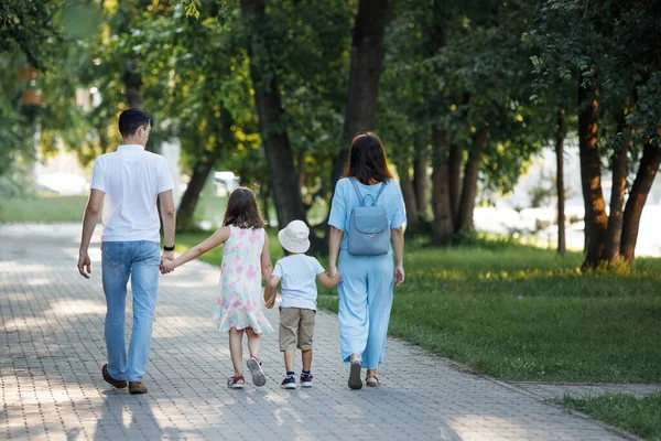 Familia Padre Madre Con Hija Hijo Están Caminando Largo Del —  Fotos de Stock