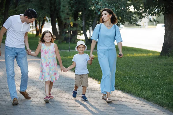 Rodzinna Para Córką Synem Spacerują Ścieżką Letnim Parku Szczęśliwego Dzieciństwa — Zdjęcie stockowe