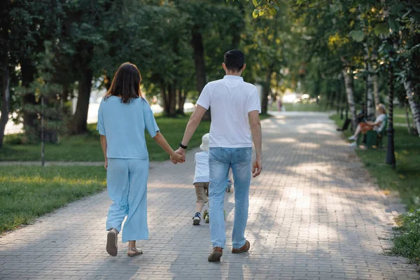 Aile Çifti Yaz Parkında Patika Boyunca Yürüyorlar Mutlu Bir Çocukluk - Stok İmaj