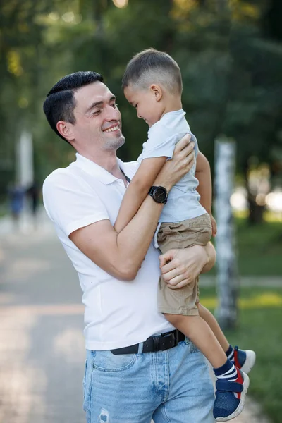 Padre Está Divirtiendo Con Hijo Brazos Parque Verano Enfoque Selectivo Imágenes de stock libres de derechos