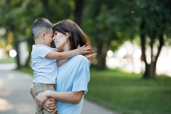 Anya Megöleli Megcsókolja Fiát Nyári Parkban Szelektív Fókusz Homályos Háttér Jogdíjmentes Stock Képek