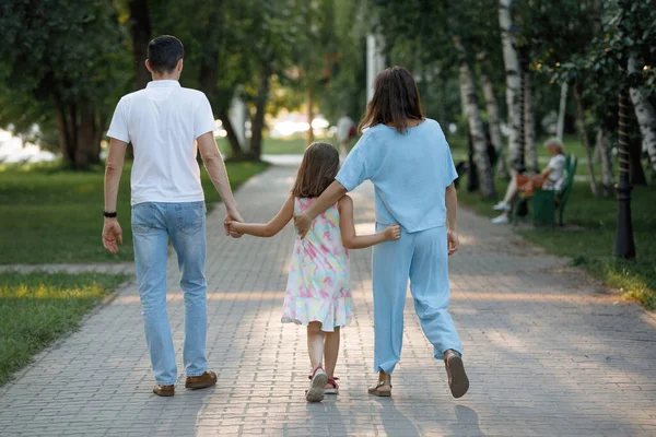 Családi Pár Lányával Sétálnak Ösvényen Nyári Parkban Boldog Gyerekkort Szülői Stock Kép