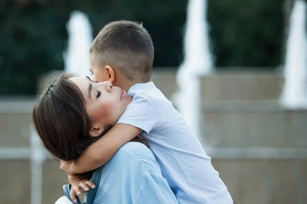 Mujer Asiática Abrazando Sosteniendo Hijo Sus Brazos Parque Verano Feliz Imagen de archivo