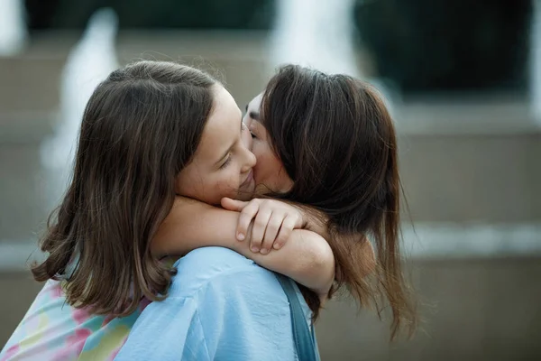 Asiática Mamá Abraza Sostiene Hija Sus Brazos Parque Verano Enfoque Fotos de stock