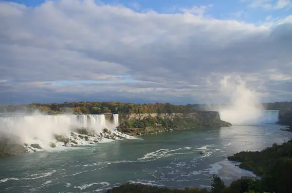 Cataratas del Niágara con arco iris — Foto de Stock