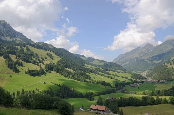 Pueblo en los Alpes montañas — Foto de Stock