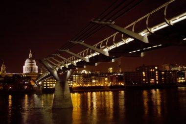 gece Londra görüntülemek