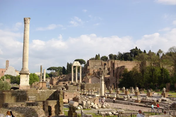 Ερείπια του ρωμαϊκού φόρουμ στη Ρώμη — Φωτογραφία Αρχείου