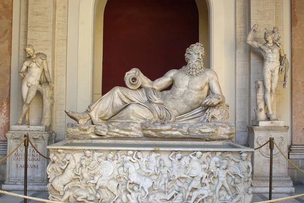 Скульптуры и статуи в музеях Ватикана — стоковое фото
