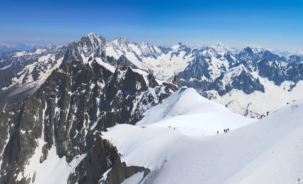 Mountaineers climbing on peaks — Stock Photo, Image