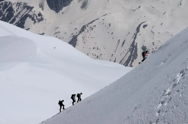 Alpinisti che salgono sulle cime — Foto Stock