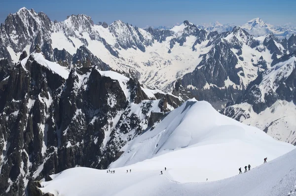 Alpinistas subindo em picos — Fotografia de Stock