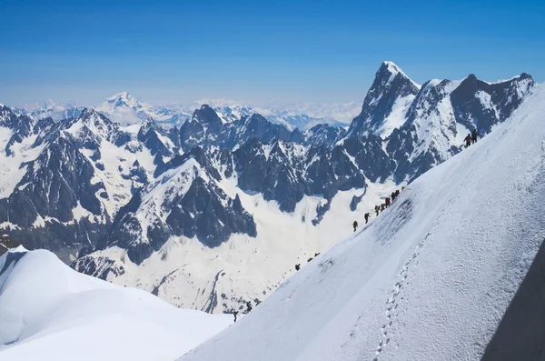 Montañistas escalando en los picos — Foto de Stock