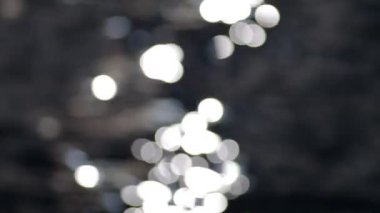 Suya yansıyan soyut daireler