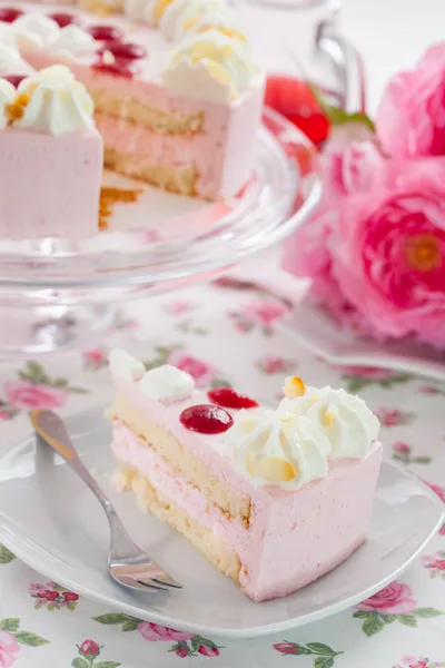 Stück Erdbeer-Sahnetorte — Stockfoto