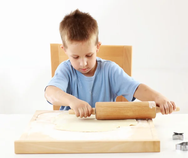 Pequeno menino rolando massa para biscoitos — Fotografia de Stock