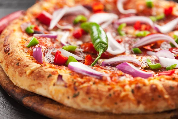 Quente chili pizzawith cebola — Fotografia de Stock