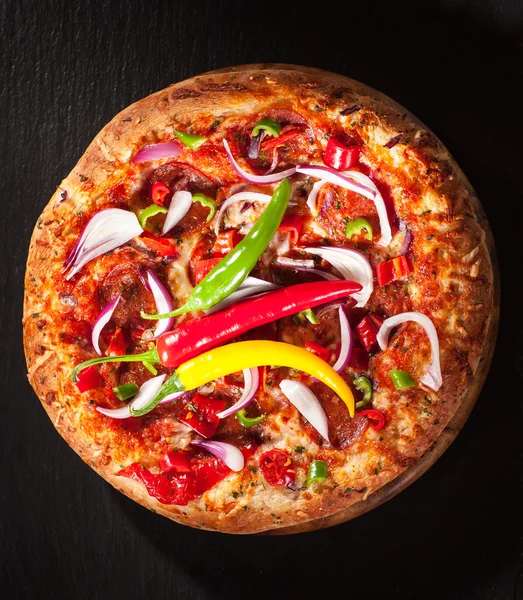 Hot chili pizzawith lök — Stockfoto