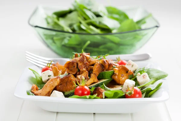 Spinatsalat mit gebratenen Pfifferlingen — Stockfoto