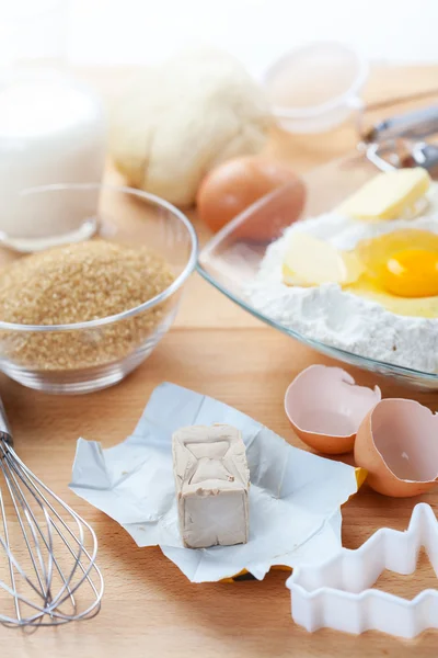 Yeast and baking ingredients — Stock Photo, Image