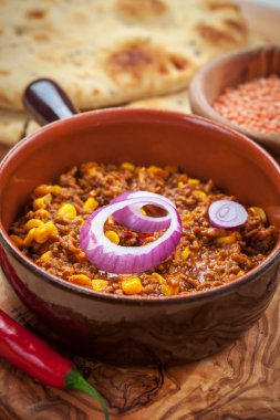 Meksikalı chilli con carne kırmızı mercimek ile