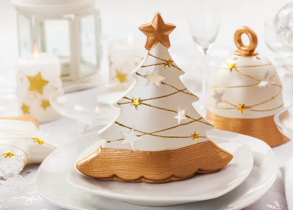 Festtafel für Weihnachten mit kleinem Baum — Stockfoto