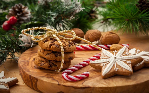 크리스마스 너트와 초콜릿 쿠키 — 스톡 사진