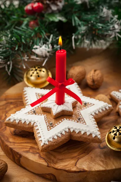 Hembakade pepparkakor ljus till jul — Stockfoto