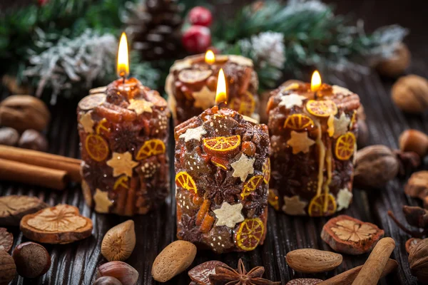 Velas rústicas de Navidad con especias y frutos secos —  Fotos de Stock