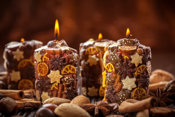 Rustikale Weihnachtskerzen mit Gewürzen und Nüssen — Stockfoto