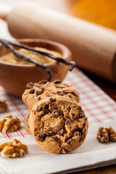 Weihnachtsschokoladenplätzchen mit Backzutaten — Stockfoto