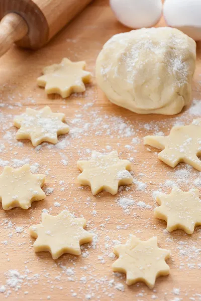 Ustensile de cuisine avec biscuits de Noël crus — Photo