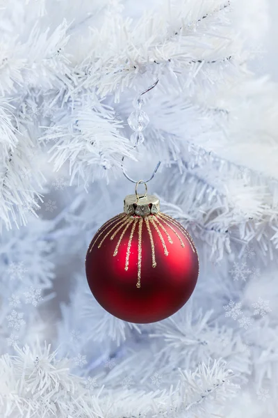 Κόκκινη μπάλα Χριστούγεννα κρέμεται από λευκό δέντρο — Φωτογραφία Αρχείου