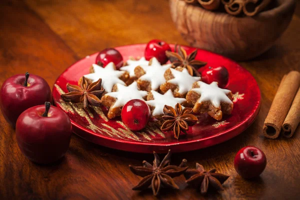 Stjärnan tillverkade av hembakade pepparkakor till jul — Stockfoto