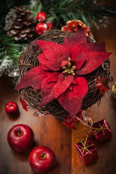 Boże Narodzenie kwiat z ozdoba na drewnianym stole — Zdjęcie stockowe
