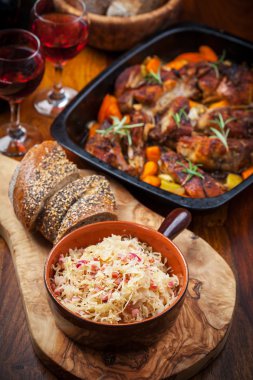 sebze üzerine kavrulmuş domuz yağı ile lahana turşusu