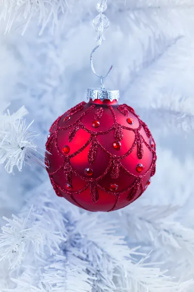Bola roja de Navidad colgando de un árbol blanco — Foto de Stock