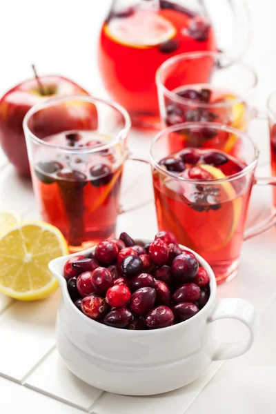 Cranberries with hot punch for winter and Christmas — Stock Photo, Image