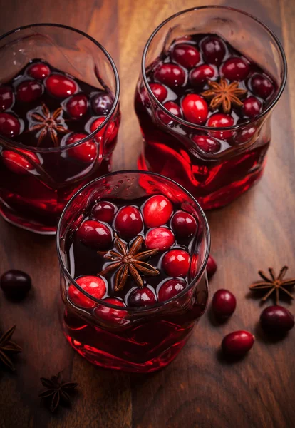 Bebida quente com cranberries para o Natal — Fotografia de Stock