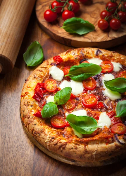 Pizza mit Salami und Mozzarella — Stockfoto