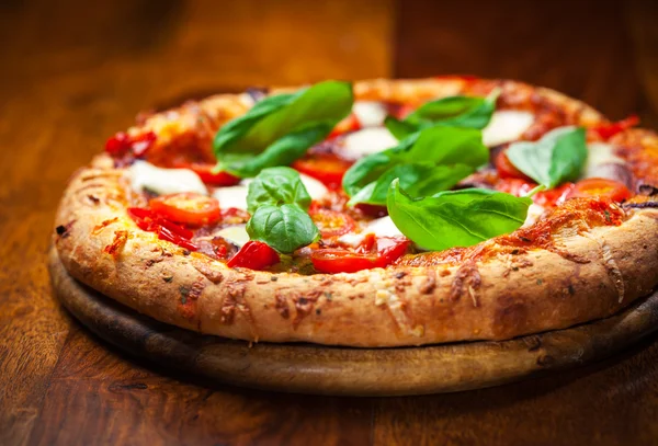 Pizza salam ve mozzarella ile